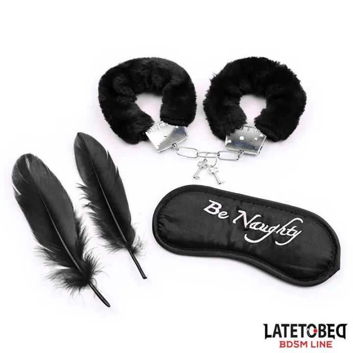 Set de 3 Piezas Antifaz, Esposas y Plumas Negro de Latetobed Bdsm Line