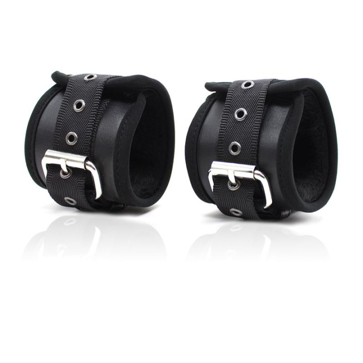 Esposas de Cuero Mosqueton Grande Negro de Latetobed Bdsm Line | VibraZon