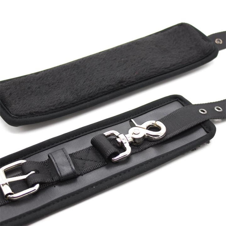 Esposas de Cuero Mosqueton Grande Negro de Latetobed Bdsm Line | VibraZon