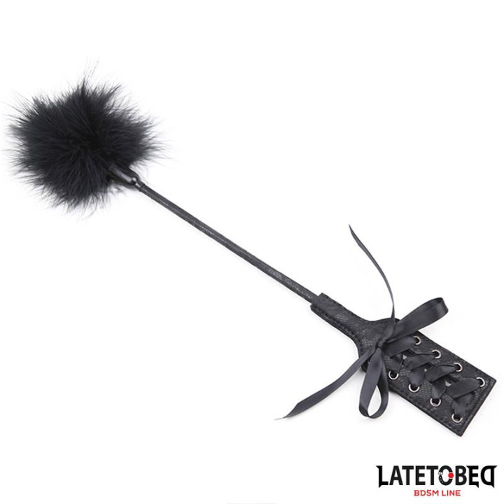 Plumero con Fusta Encaje y Lazo Negro de Latetobed Bdsm Line | VibraZon