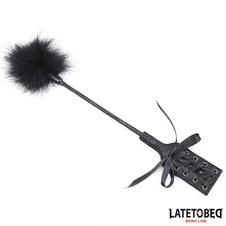 Plumero con Fusta Encaje y Lazo Negro de Latetobed Bdsm Line