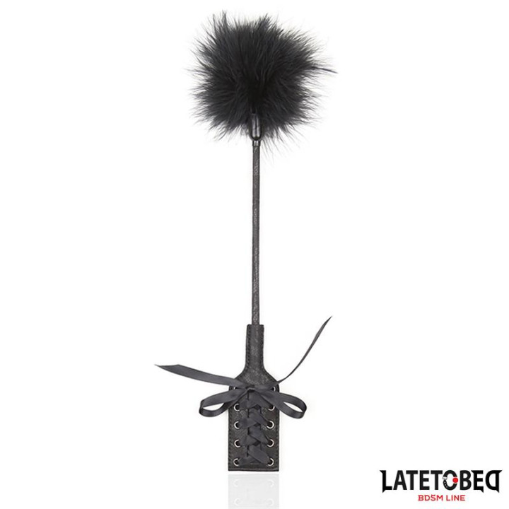 Plumero con Fusta Encaje y Lazo Negro de Latetobed Bdsm Line | VibraZon