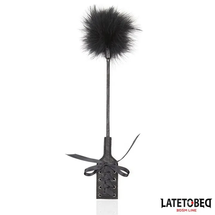 Plumero con Fusta Encaje y Lazo Negro de Latetobed Bdsm Line
