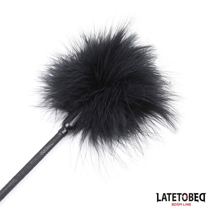 Plumero con Fusta Encaje y Lazo Negro de Latetobed Bdsm Line | VibraZon