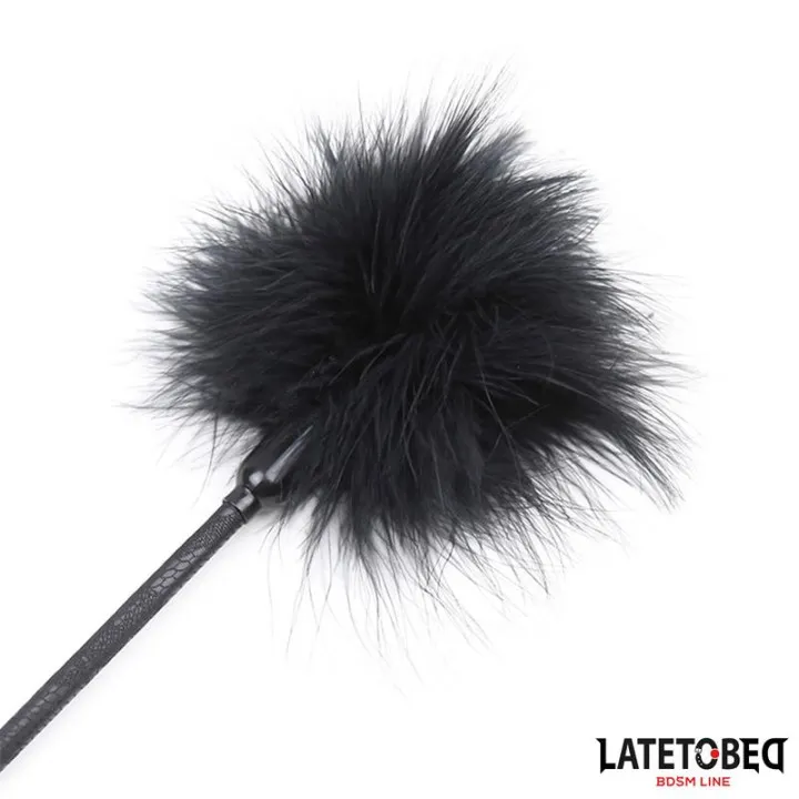 Plumero con Fusta Encaje y Lazo Negro de Latetobed Bdsm Line
