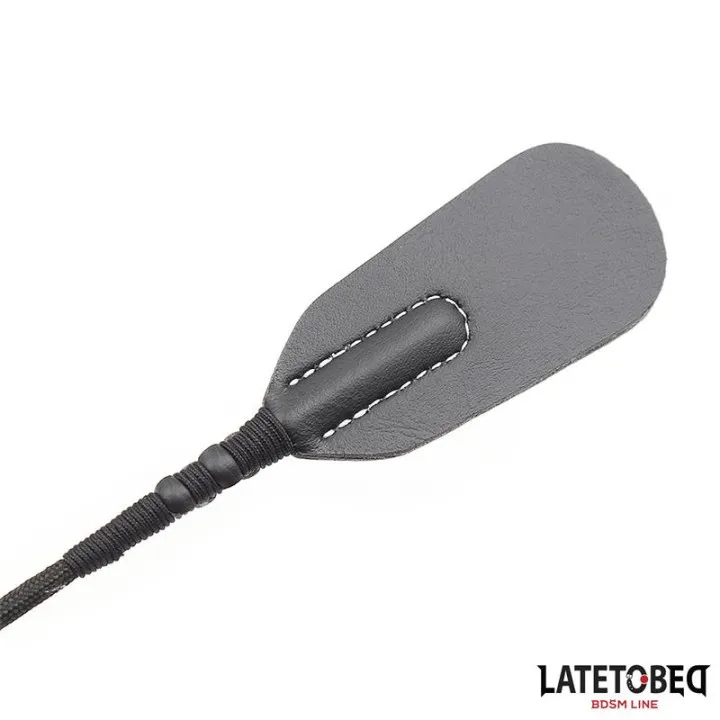 Fusta con Mango Trenzado 44.5cm Negro de Latetobed Bdsm Line