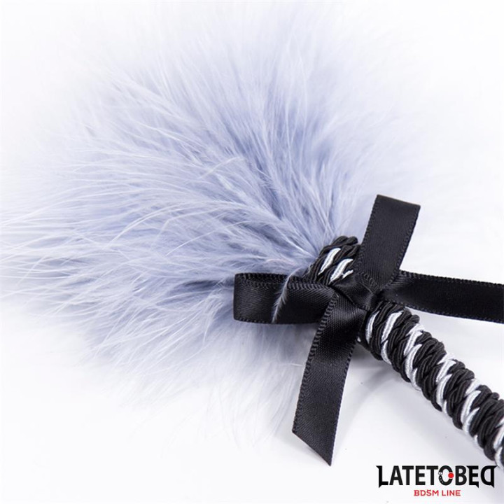 Plumero con Lazo Gris y Negro 25cm de Latetobed Bdsm Line | VibraZon